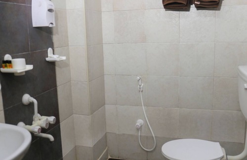 Gandhipuram Hotel | Hotel Sapthagiri Nest