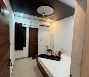 Khatu Hotel | Hotel Shree Banke Bihari Palace