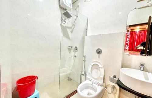 Sigra Hotel | HOTEL SIDDHANT PALACE ! VARANASI fully-Air-Conditioned hotel at prime location, Lift-&-wifi-available, near-Kashi-Vishwanath-Temple, and-Ganga-ghat - 2
