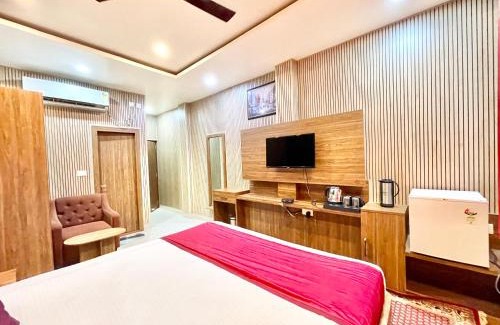 Sigra Hotel | HOTEL SIDDHANT PALACE ! VARANASI fully-Air-Conditioned hotel at prime location, Lift-&-wifi-available, near-Kashi-Vishwanath-Temple, and-Ganga-ghat - 2