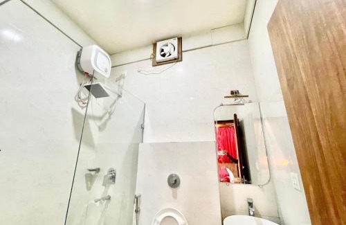 Sigra Hotel | HOTEL SIDDHANT PALACE ! VARANASI fully-Air-Conditioned hotel at prime location, Lift-&-wifi-available, near-Kashi-Vishwanath-Temple, and-Ganga-ghat - 2