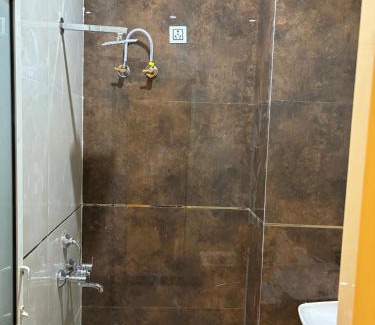 Delhi Hotel | Hotel Signature Village Guest House