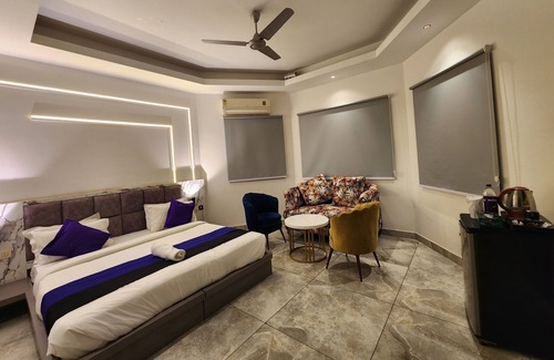 Sector 14 Hotel | Hotel Square 9 Inn