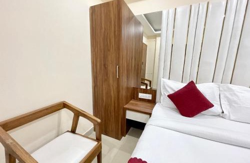 Varanasi Hotel | HOTEL SRK ! Varanasi ! fully-Air-Conditioned hotel at prime location with LIFT-wifi-Restaurant availability, near Kashi Vishwanath Temple, and Ganga ghat, Luxurious Rooms