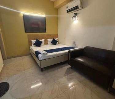 Pitampura Hotel | Hotel Star Near railway station