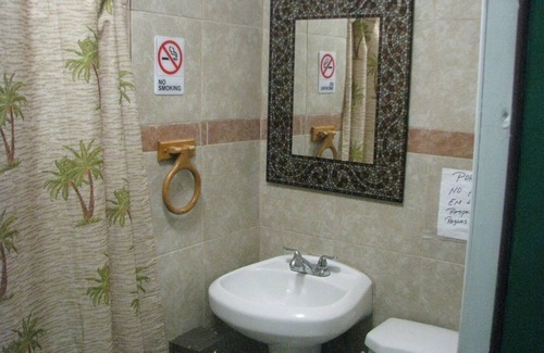 Hialeah House | Hotel Studio with WiFi, AC in the center of Hialeah Anchor #7