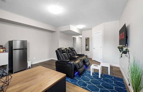 Jasper Place House | ⭐️Hotel Style Private suite ❤️ Fence Yard✅ Pet Friendly 🐶 Near West Edm Mall✅