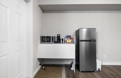 Jasper Place House | ⭐️Hotel Style Private suite ❤️ Fence Yard✅ Pet Friendly 🐶 Near West Edm Mall✅