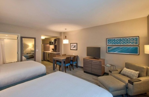 Flagami Hotel | Hotel-Style Stays for Families & Groups | Close to Miami Airport 2 Units | Kitch