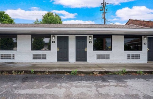 Clarksville Apartment | Hotel-Style Studio Near APSU & Fort Campbell Queen Bed + Kitchenette + Wifi