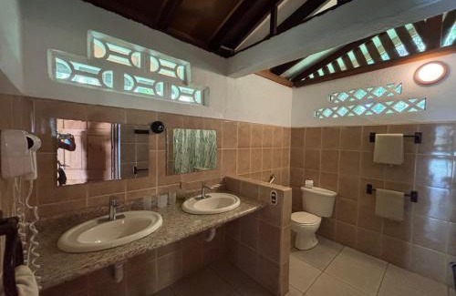 Cahuita Hotel | Hotel Suizo Loco Lodge & Resort