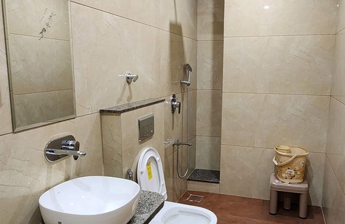 Sanwer Hotel | Hotel The Avirajan