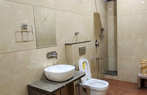 Sanwer Hotel | Hotel The Avirajan