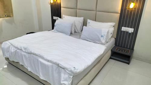 Surat Hotel | hotel the crown