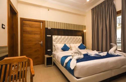 Dharamshala Hotel | Hotel The Nest, Rooftop Cafe, Bonfire with a Sceneric Mountain View