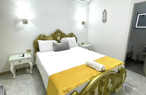 Simon Bolivar House | Hotel The Royalty Inn