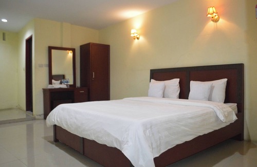 Parapat Hotel | Hotel Toba Shanda By Helocus