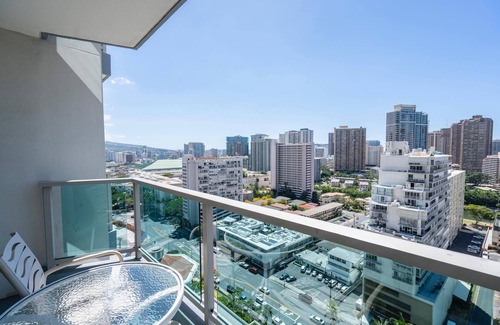 Ala Moana Condo | Hotel Type Ocean and Park View in Ala Moana Vacation Rental! (AH117)