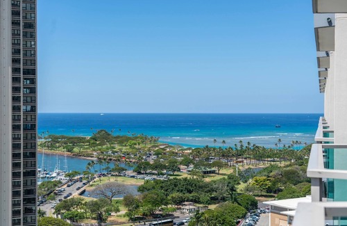 Ala Moana Condo | Hotel Type Ocean and Park View in Ala Moana Vacation Rental! (AH117)