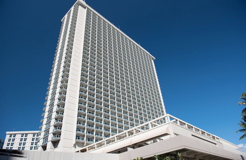 Ala Moana Condo | Hotel Type Ocean and Park View in Ala Moana Vacation Rental! (AH117)