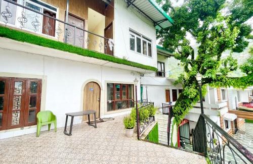 The Mall Road Hotel | HOTEL USHA PALACE ! MUSSOORIE होटल उषा पैलेस ஹோட்டல் உஷா பேலஸ் હોટેલ ઉષા પેલેસ ਹੋਟਲ ਊਸ਼ਾ ਪੈਲੇਸ near mall road hotel-with-mountain-view Spacious-Room-with-wi-fi-and-Parking-availability, best hotel in Mussoorie - 2