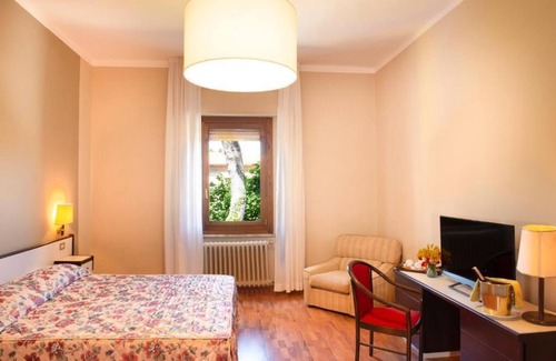 San Terenziano Hotel | Hotel Villa dei Pini