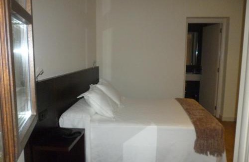 Naves Hotel | Hotel Villa Marrón