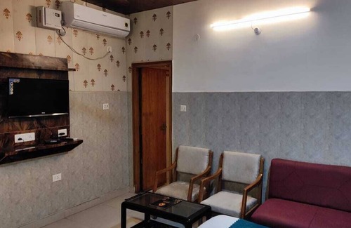 Shivalik Nagar Hotel | Hotel Vistara Grand