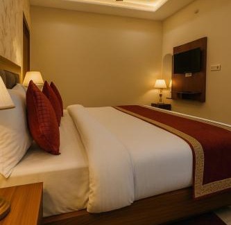 Vrindavan Hotel | Hotel Vrindavan Palace - A Luxury Stay with Parking near Prem Mandir City Center