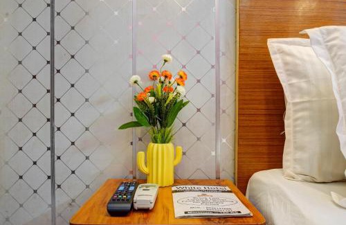 Vasundhara Hotel | Hotel White at Vasundhara - Couple Friendly