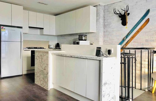 Hotham Heights Apartment | Hotham 3 Bedroom Apt - 24 Lawlers
