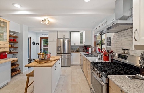 SeaTac House | HotTub! 5 minutes to the Seatac Airport + Large Private Backyard