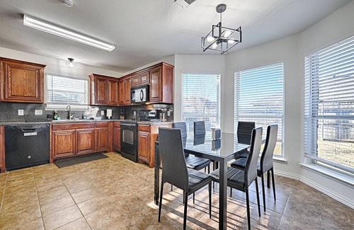 Burleson House | HotTub, GameRoom, 20Min to Dickies Arena, Firepit!