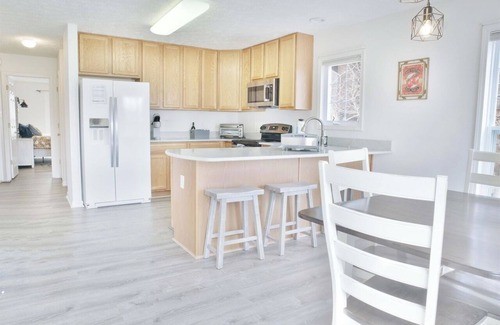 Keezletown House | HotTub,Location!YearRound:Ski Entr, Fmily Ctr. On Mountain Renovated 5BR 3.5BAEV