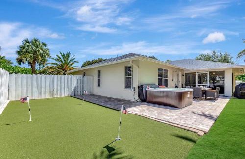 Palm Beach Gardens House | Hottub! Mini Golf! Water Access! Pets! 5min beach!