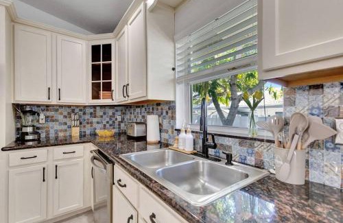 Palm Beach Gardens House | Hottub! Mini Golf! Water Access! Pets! 5min beach!