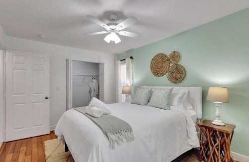 Palm Beach Gardens House | Hottub! Mini Golf! Water Access! Pets! 5min beach!