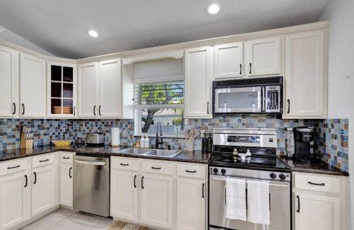 Palm Beach Gardens House | Hottub! Mini Golf! Water Access! Pets! 5min beach!
