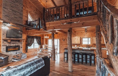 Logan Cabin | HotTub-PoolTbl-Close to Caves-Outdoor TV/Fireplace