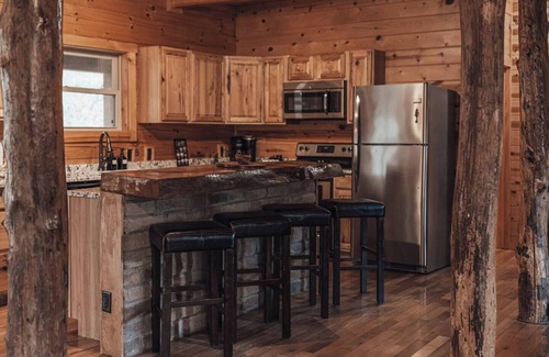 Logan Cabin | HotTub-PoolTbl-Close to Caves-Outdoor TV/Fireplace