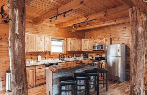 Logan Cabin | HotTub-PoolTbl-Close to Caves-Outdoor TV/Fireplace