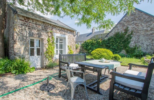 Regnezville-sur-Mer Cottage | House 5 minutes from the sea and views of the coast at Regnéville-sur-mer