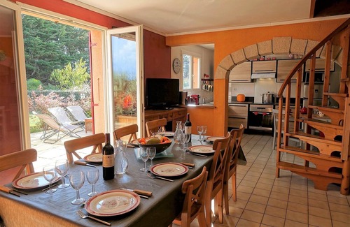 Locmaria House | House 8 people in quiet village with enclosed garden