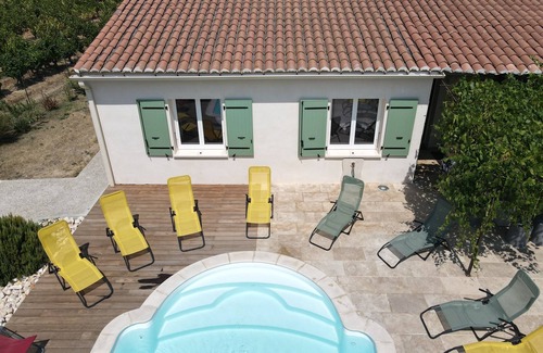 Tresques House | House amidst vineyards