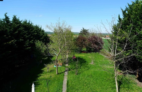 Vaulx En Velin Village Apartment | House between countryside and city