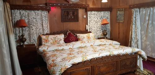 Dal Lake Boat Rental | House Boat Hardy Palace
