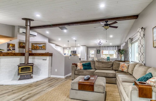 Sisters House | House + Bonus Room, HOT TUB, Huge Yard, Dogs OK