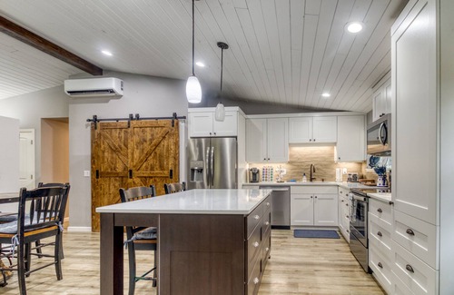 Sisters House | House + Bonus Room, HOT TUB, Huge Yard, Dogs OK