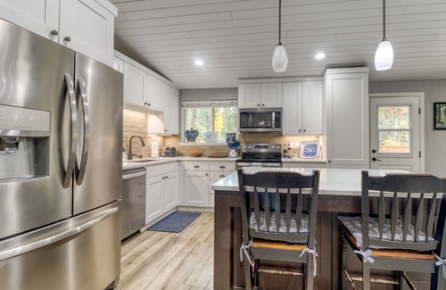 Sisters House | House + Bonus Room, HOT TUB, Huge Yard, Dogs OK