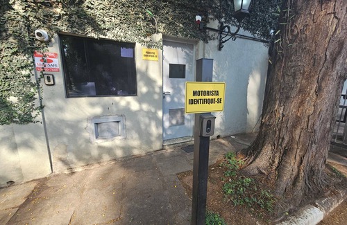 Sao Paulo Villa | House in Cidade Jardim, closed street with gatehouse, near Shopping Cidade Jardim